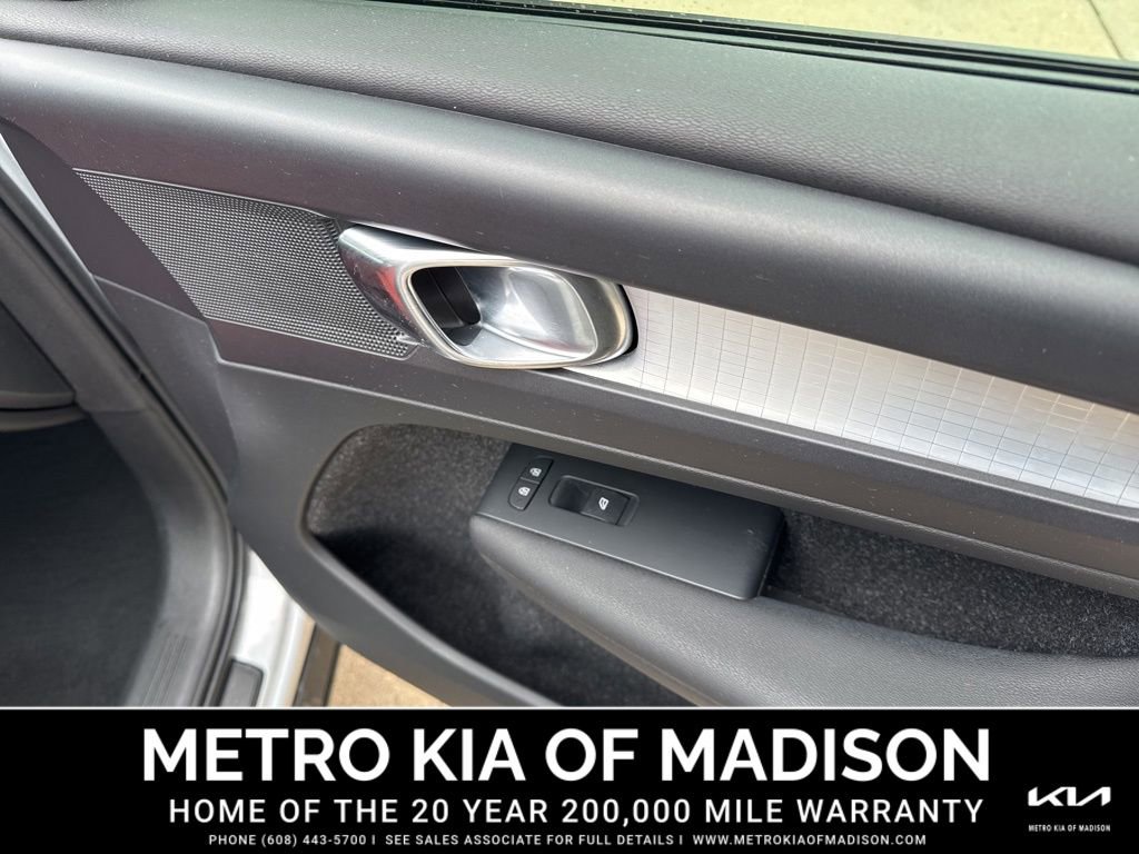 Used 2020 Volvo XC40 T5 Momentum image 35