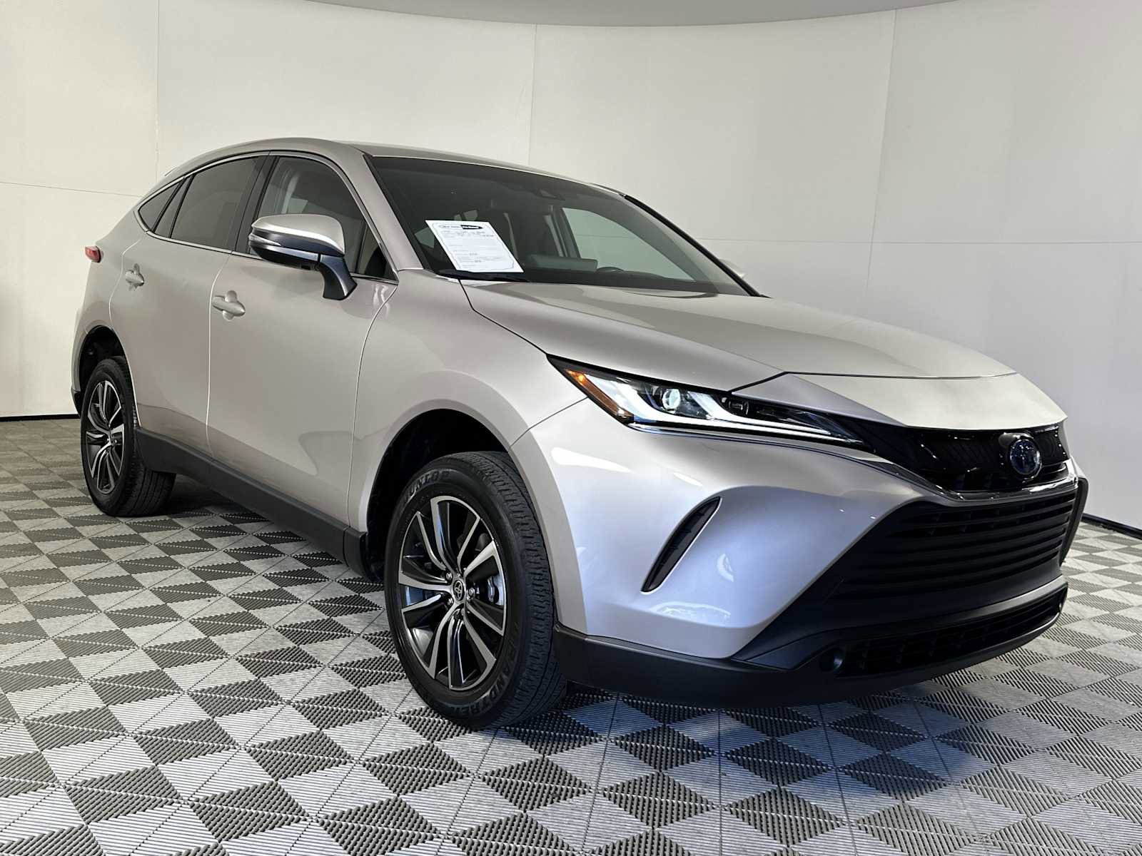 Used 2024 Toyota Venza LE AWD/4WD image 2