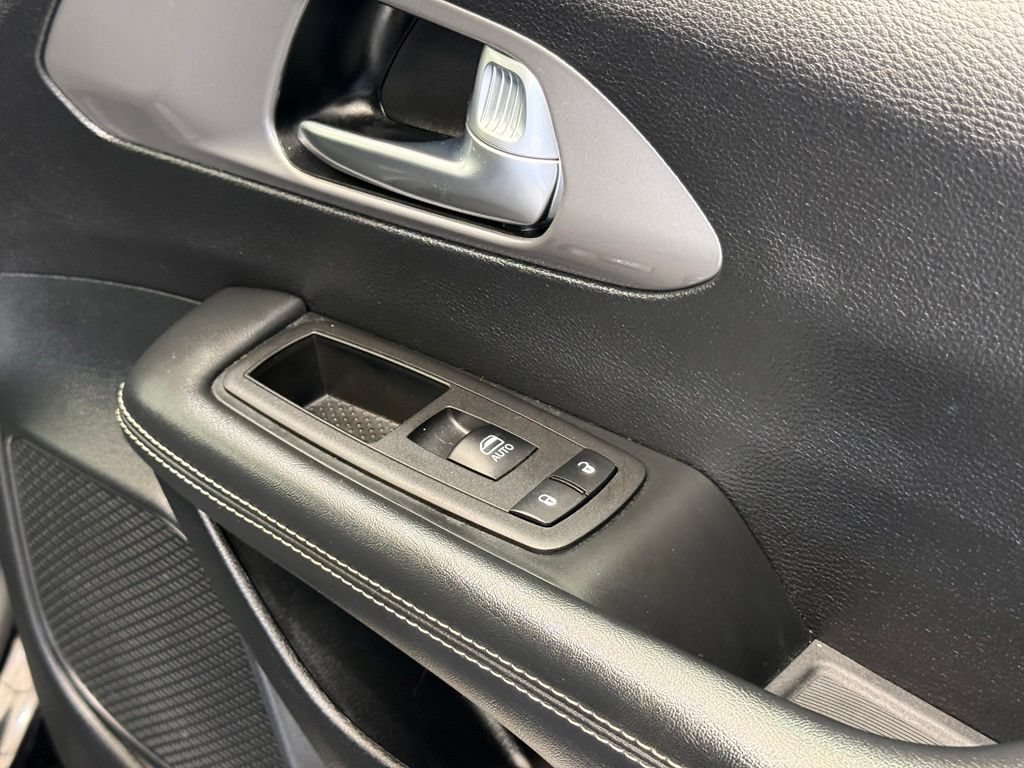 Used 2025 Chrysler Pacifica Select FWD image 25