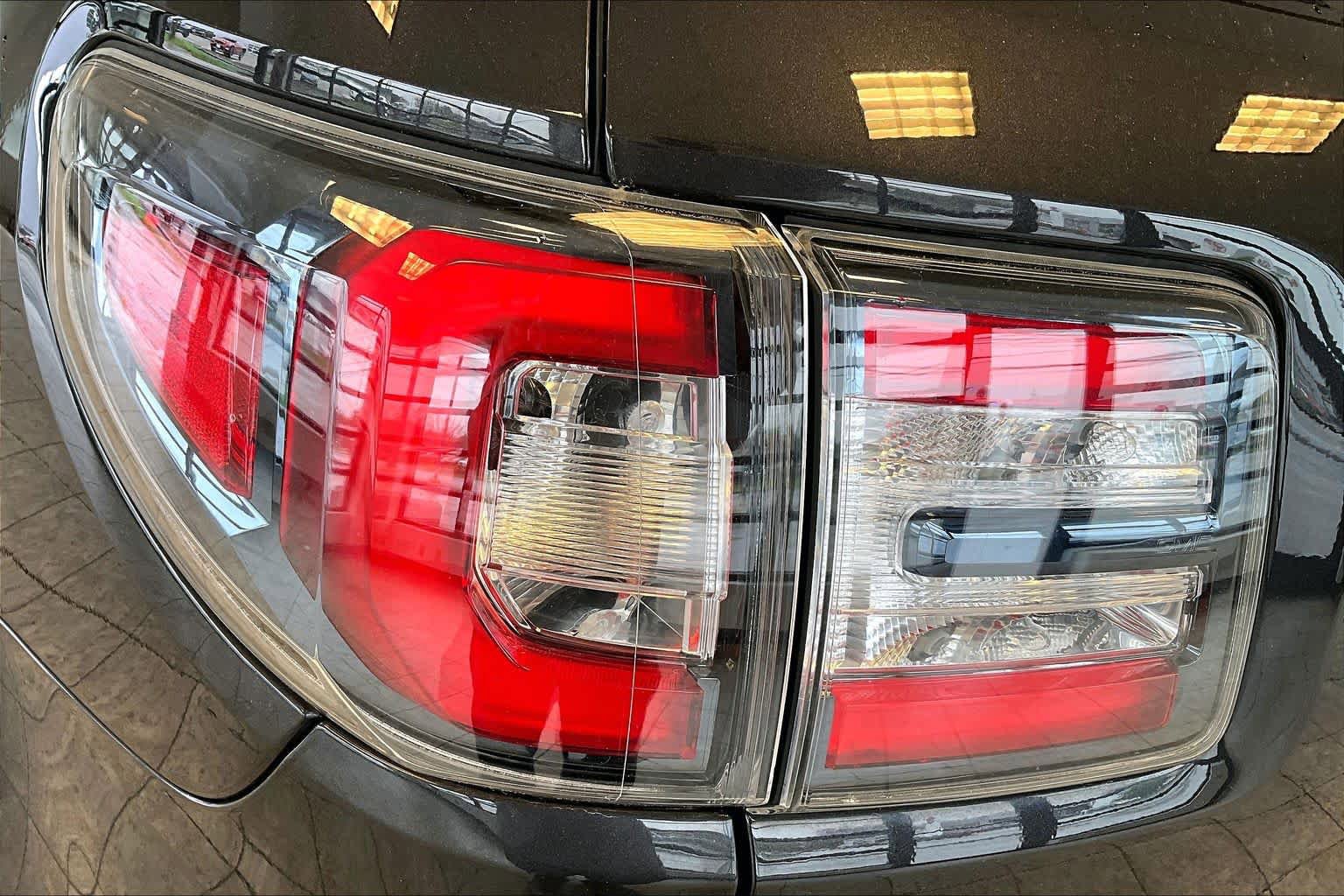 Used 2016 GMC Acadia SLE AWD/4WD image 28