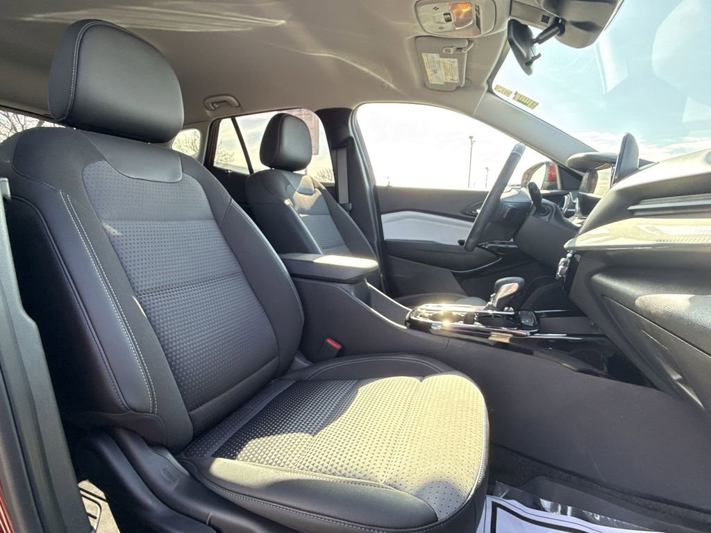 Used 2025 Chevrolet Trax LT w/ Driver Confidence Package image 25