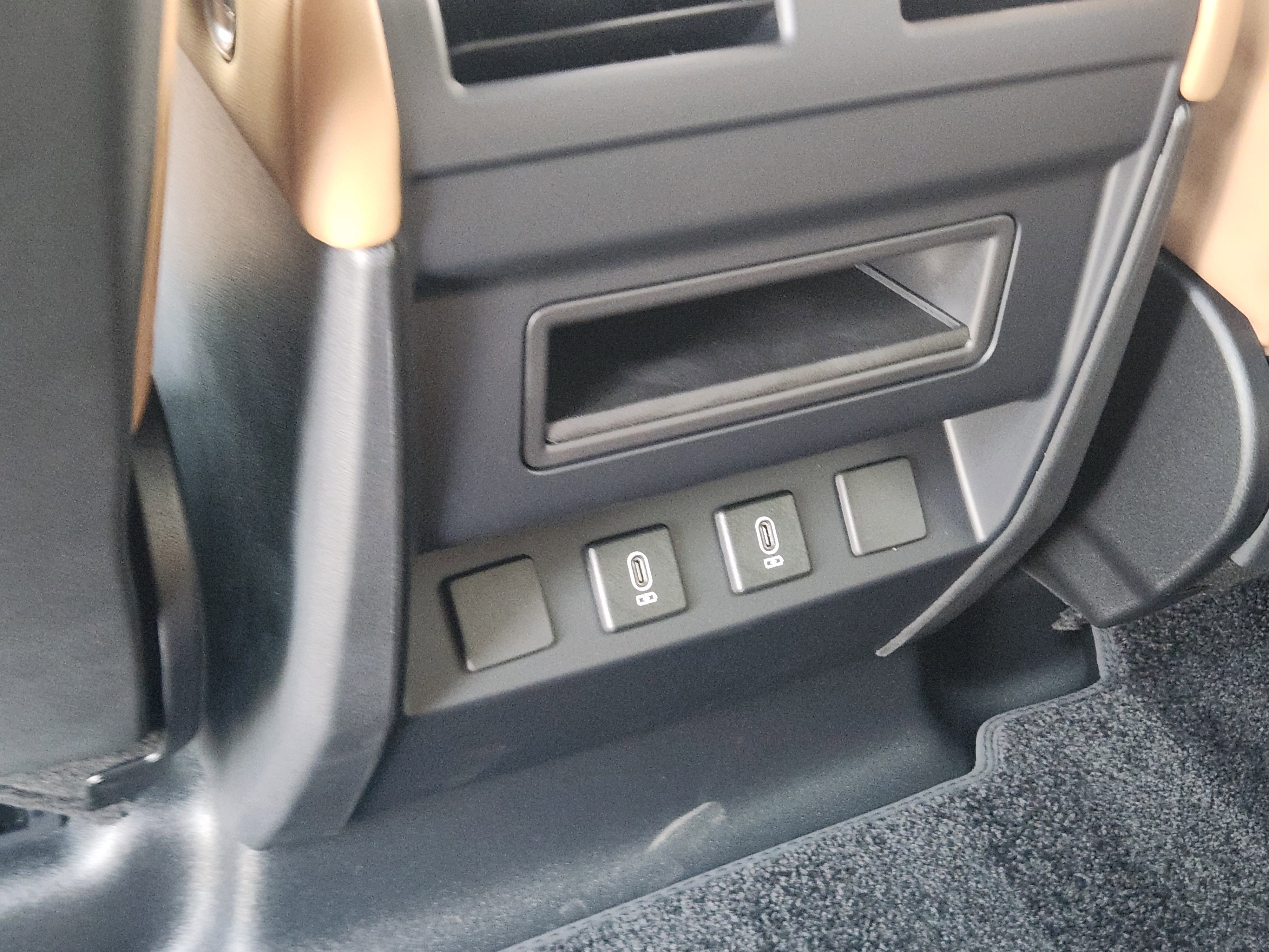 New 2026 Land Rover Defender 110 X-Dynamic SE image 34