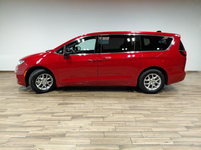 Used 2025 Chrysler Pacifica Select image 21