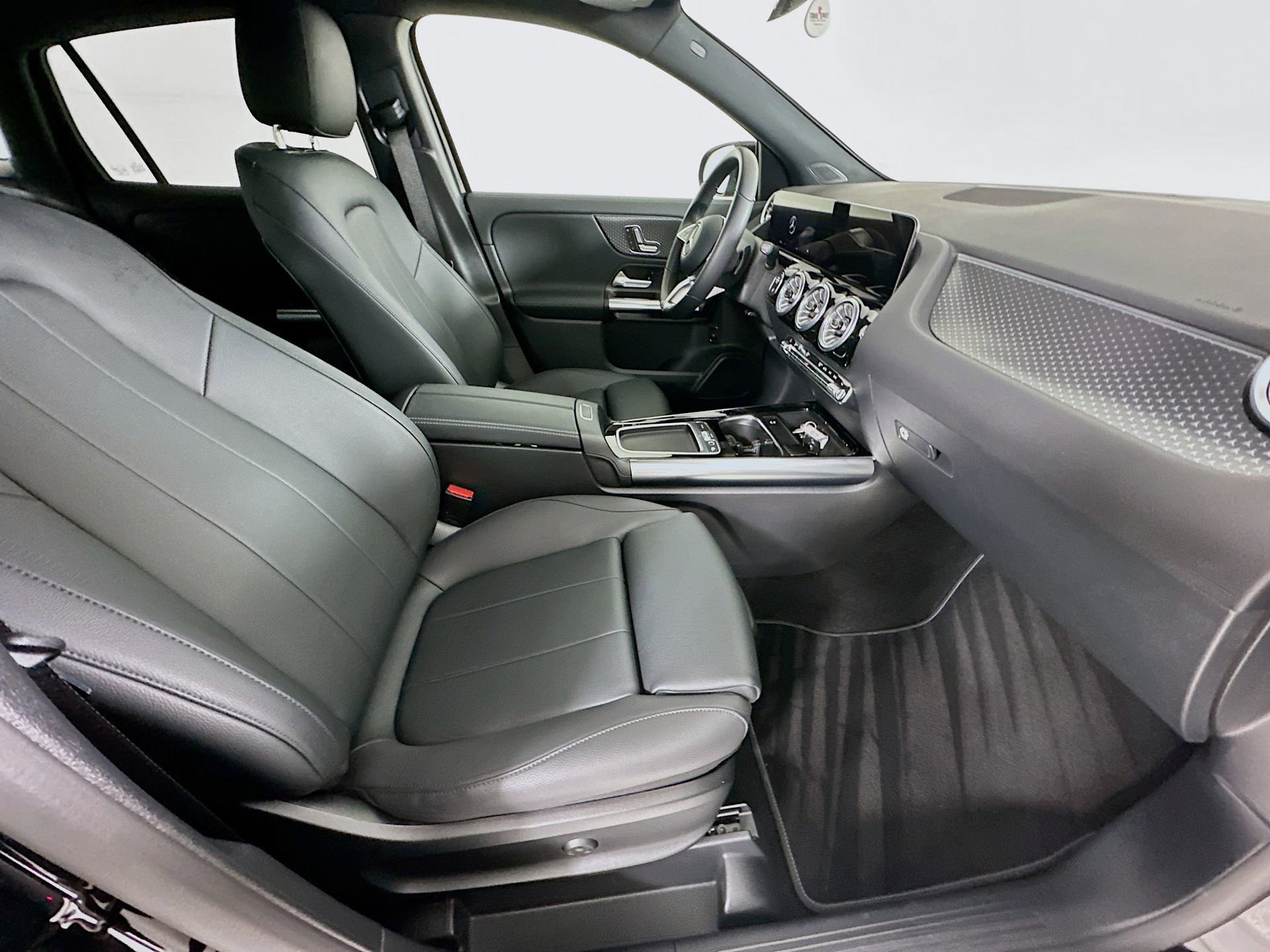 Used 2025 Mercedes-Benz GLA 250 image 28