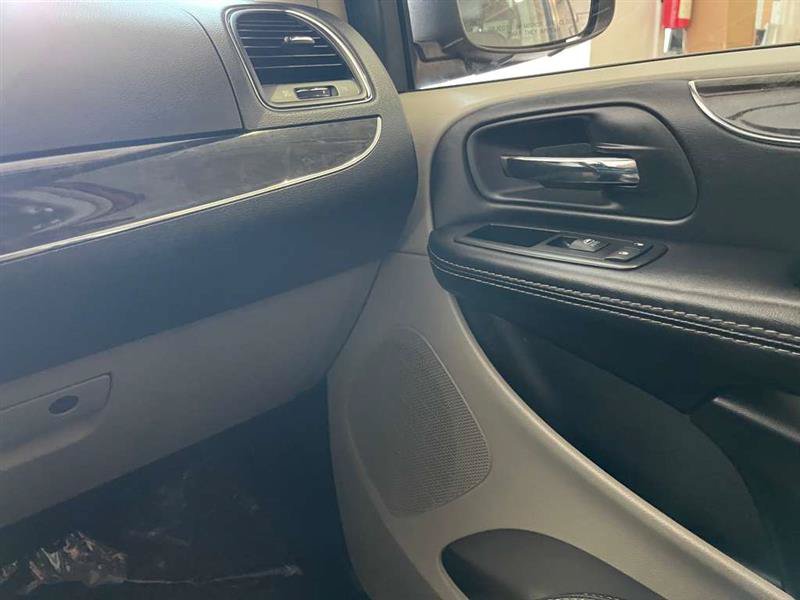Used 2015 Chrysler Town & Country Touring-L w/ Driver Convenience Group FWD image 93
