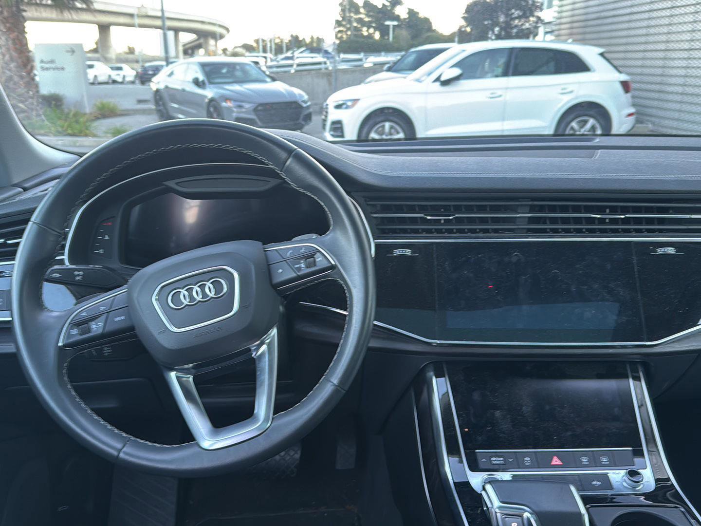 Used 2023 Audi Q8 Premium image 11