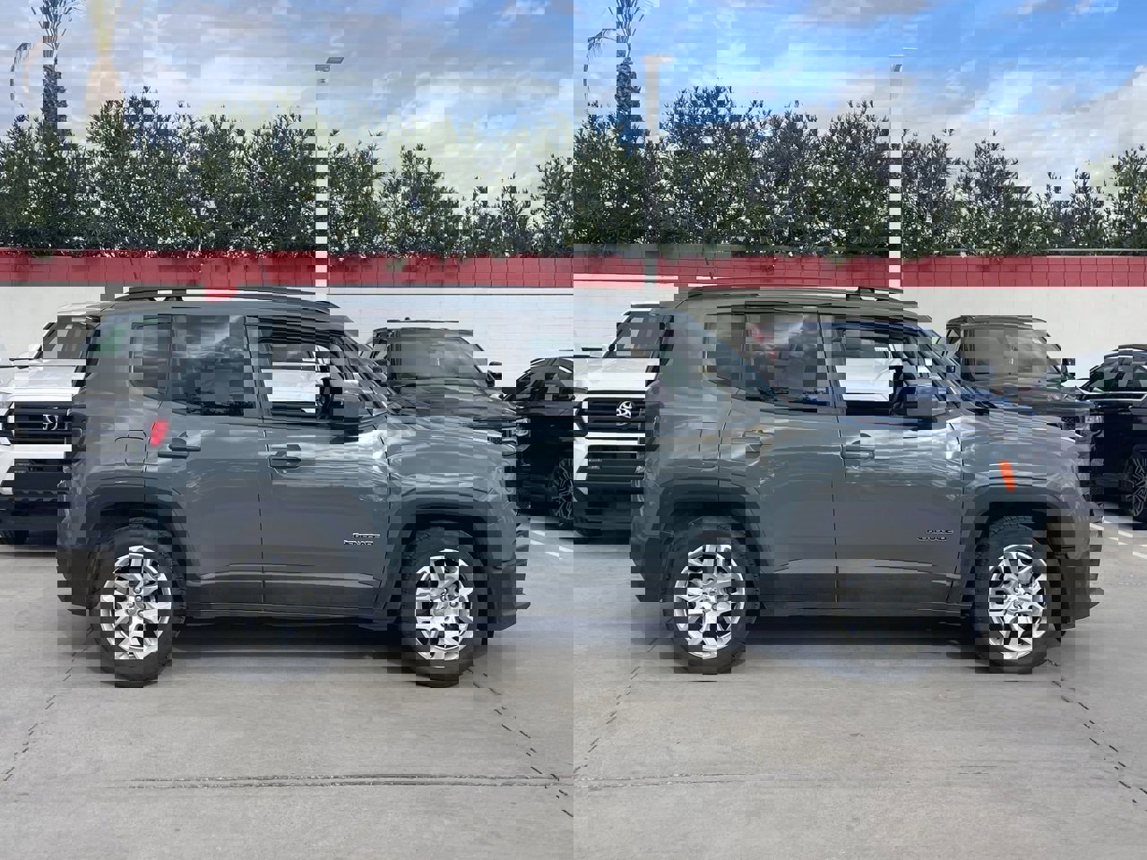 Used 2018 Jeep Renegade Latitude image 3