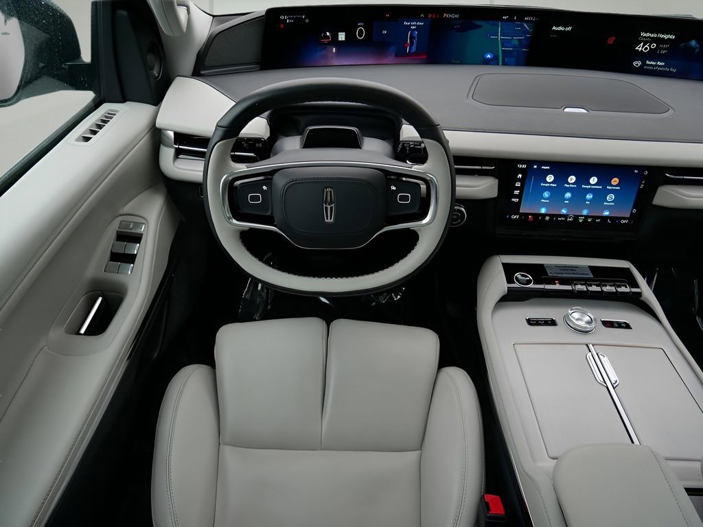 Used 2025 Lincoln Navigator Reserve image 13