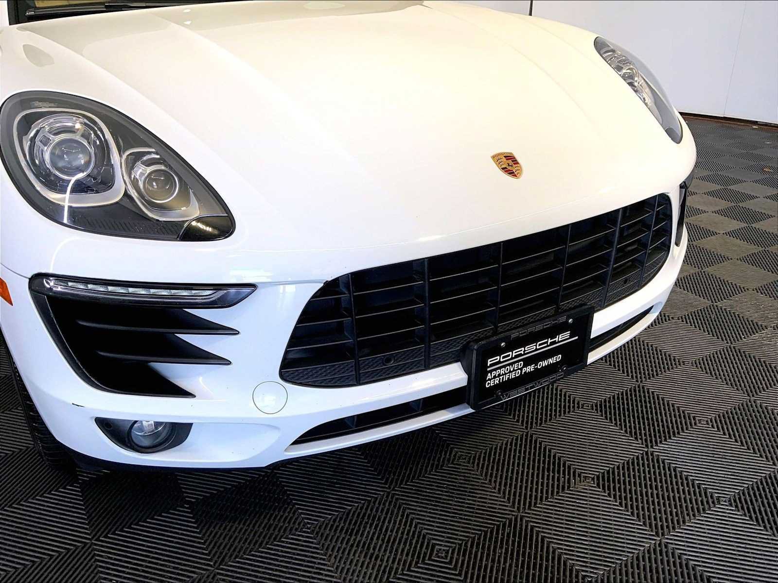 Certified 2018 Porsche Macan AWD/4WD image 34