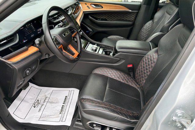 Used 2023 Jeep Grand Cherokee L Summit AWD/4WD image 9