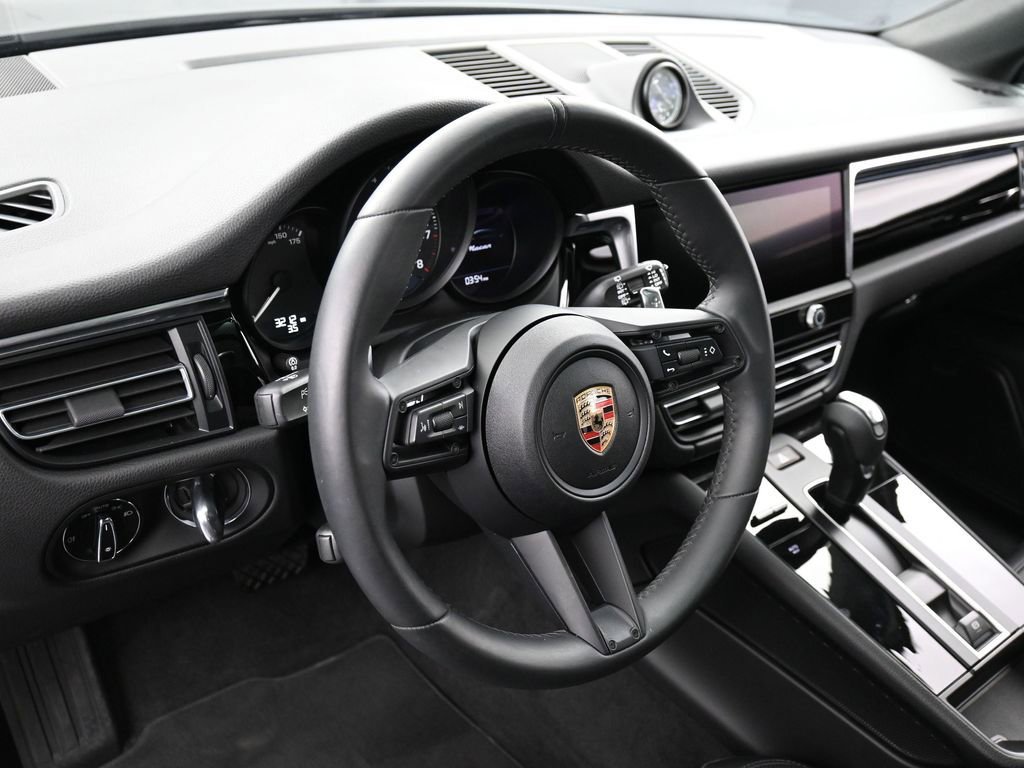 Certified 2025 Porsche Macan image 17