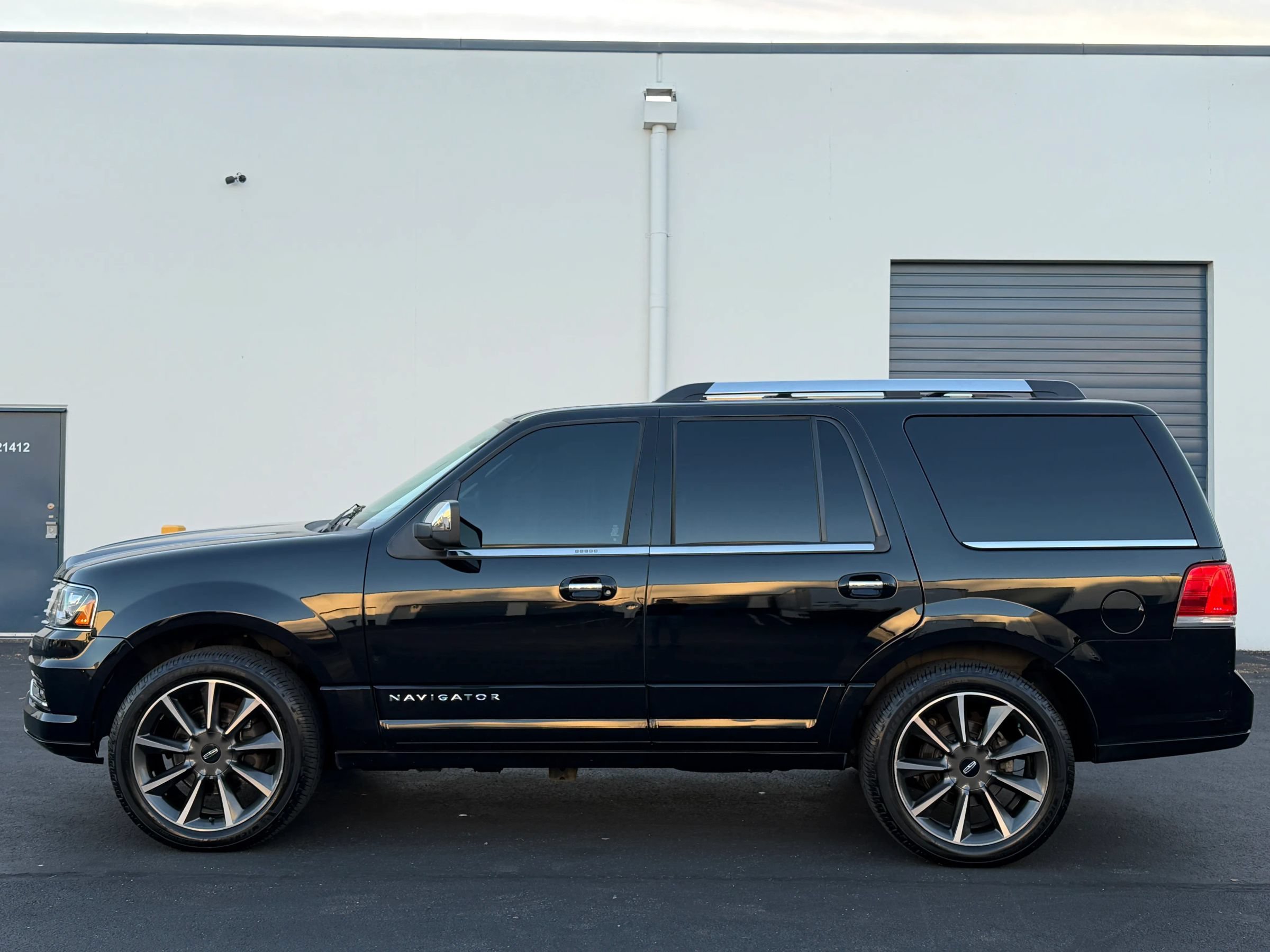 Used 2016 Lincoln Navigator Reserve AWD/4WD image 2