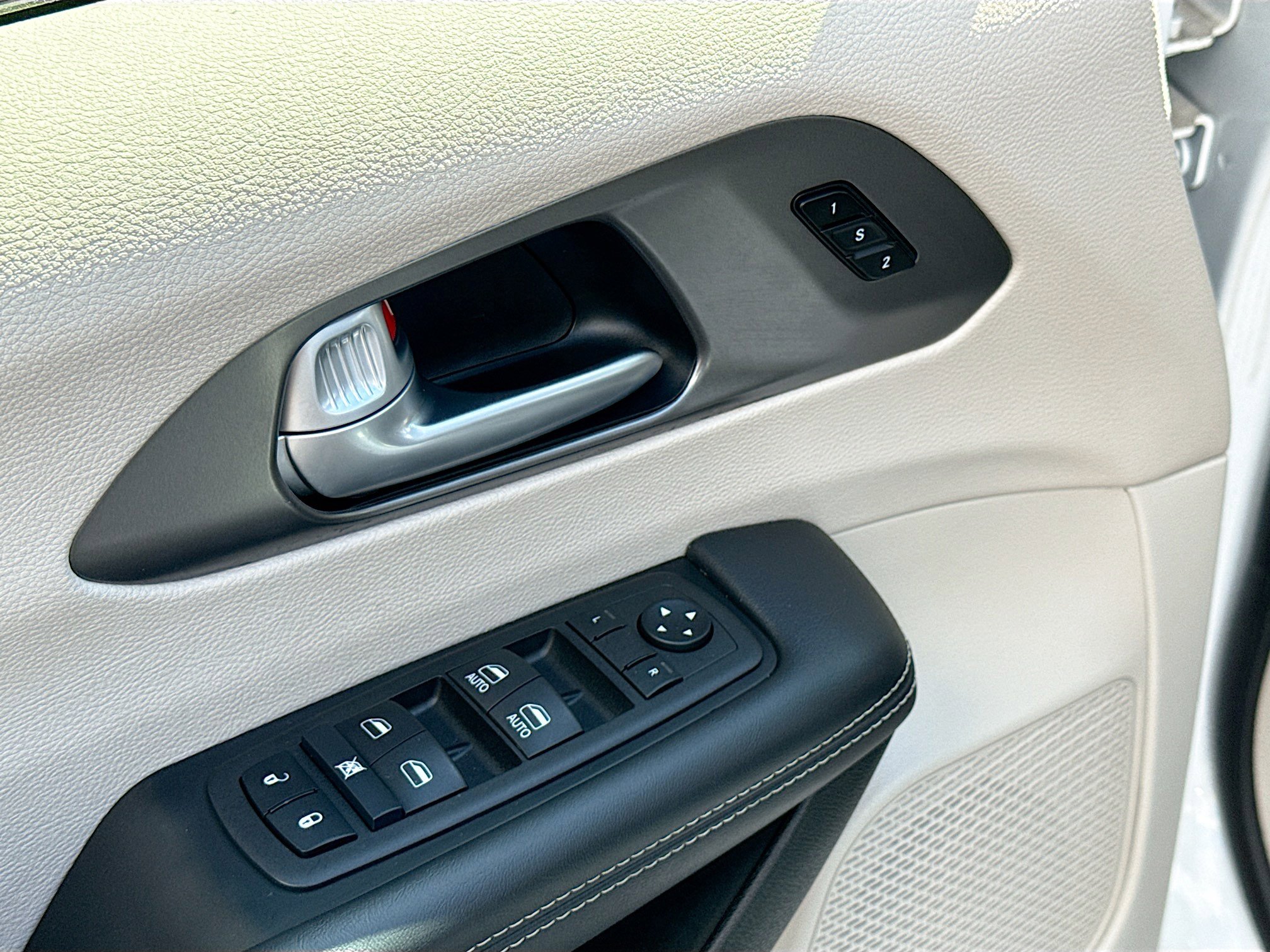 Used 2024 Chrysler Pacifica Touring-L FWD image 9