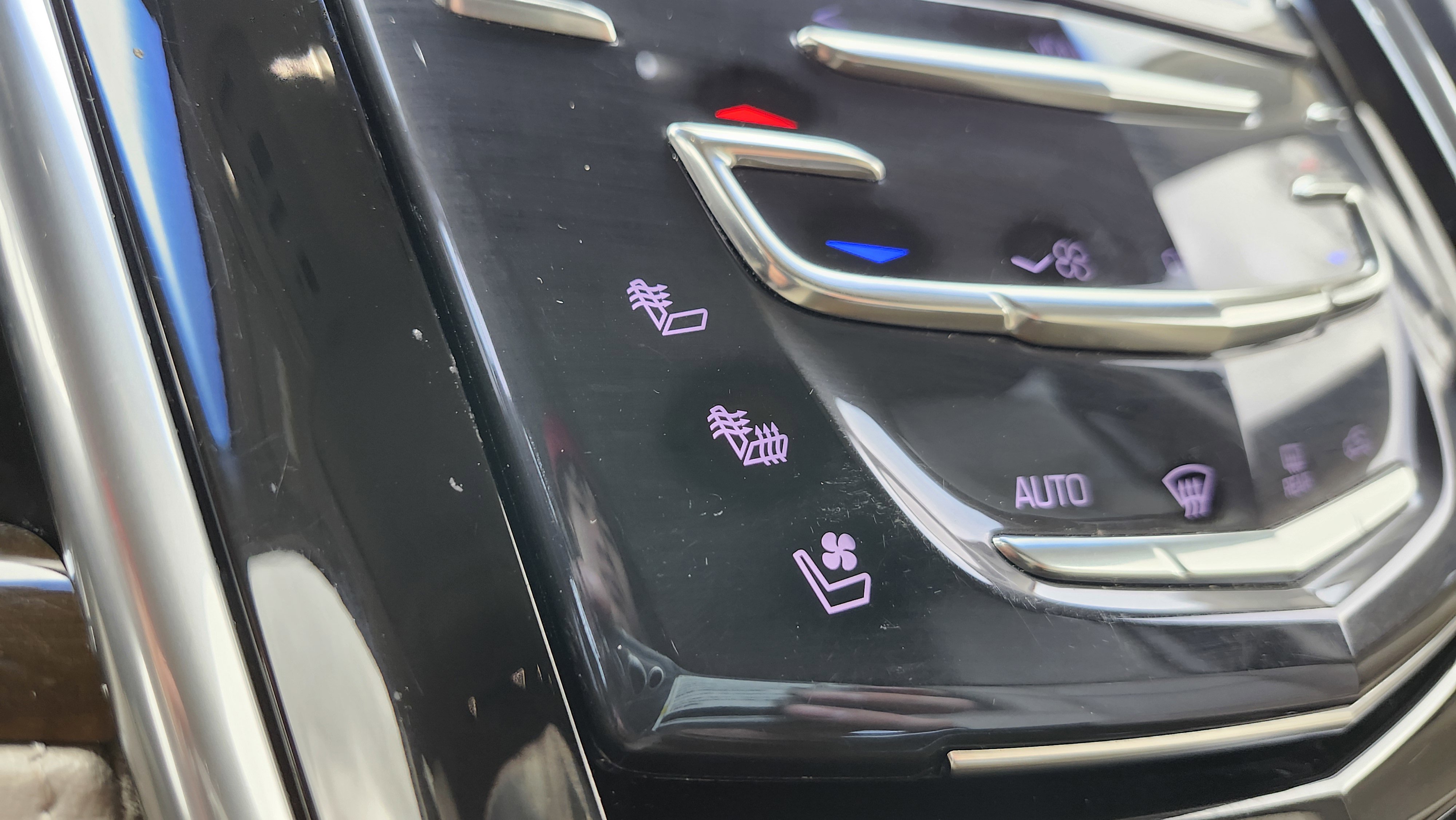 Used 2018 Cadillac Escalade ESV Premium Luxury image 9