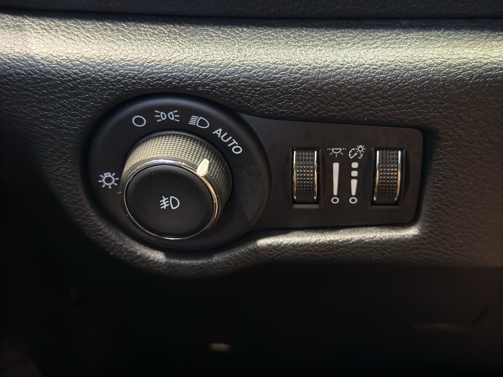 Used 2025 Chrysler Pacifica Limited FWD image 32