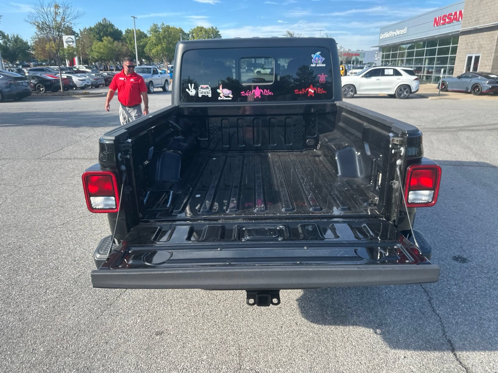 Used 2023 Jeep Gladiator Sport AWD/4WD image 11