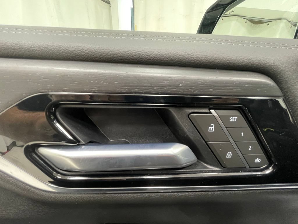Used 2025 GMC Yukon Denali AWD/4WD image 15