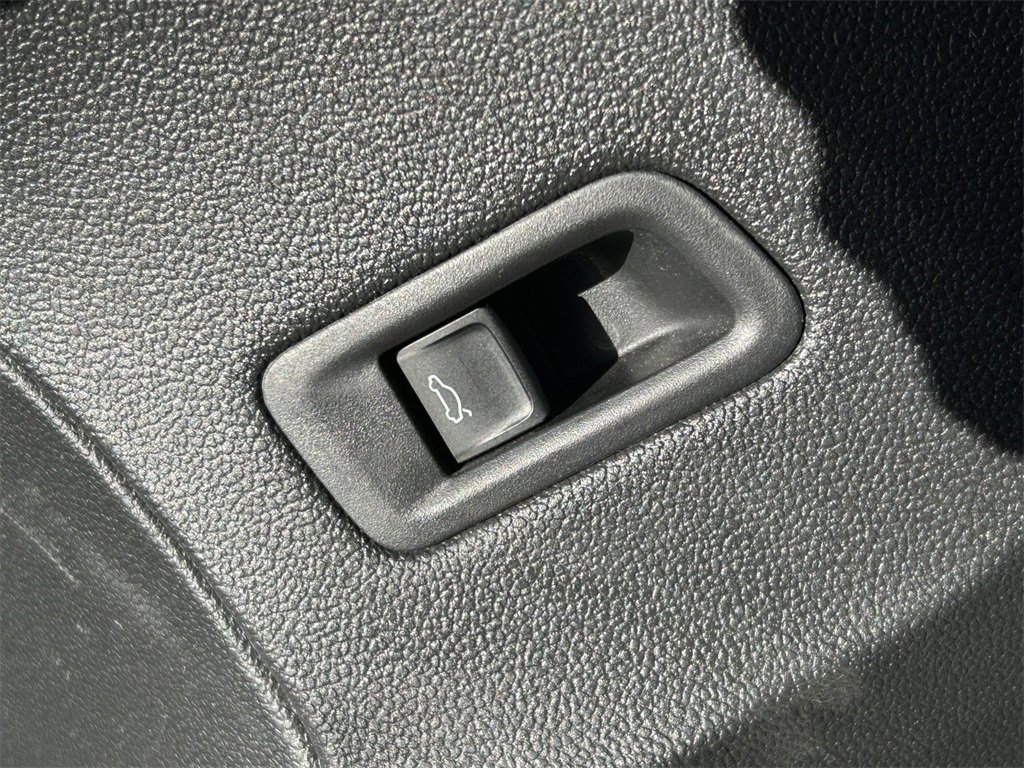 Used 2024 Volkswagen Atlas Cross Sport SEL image 28