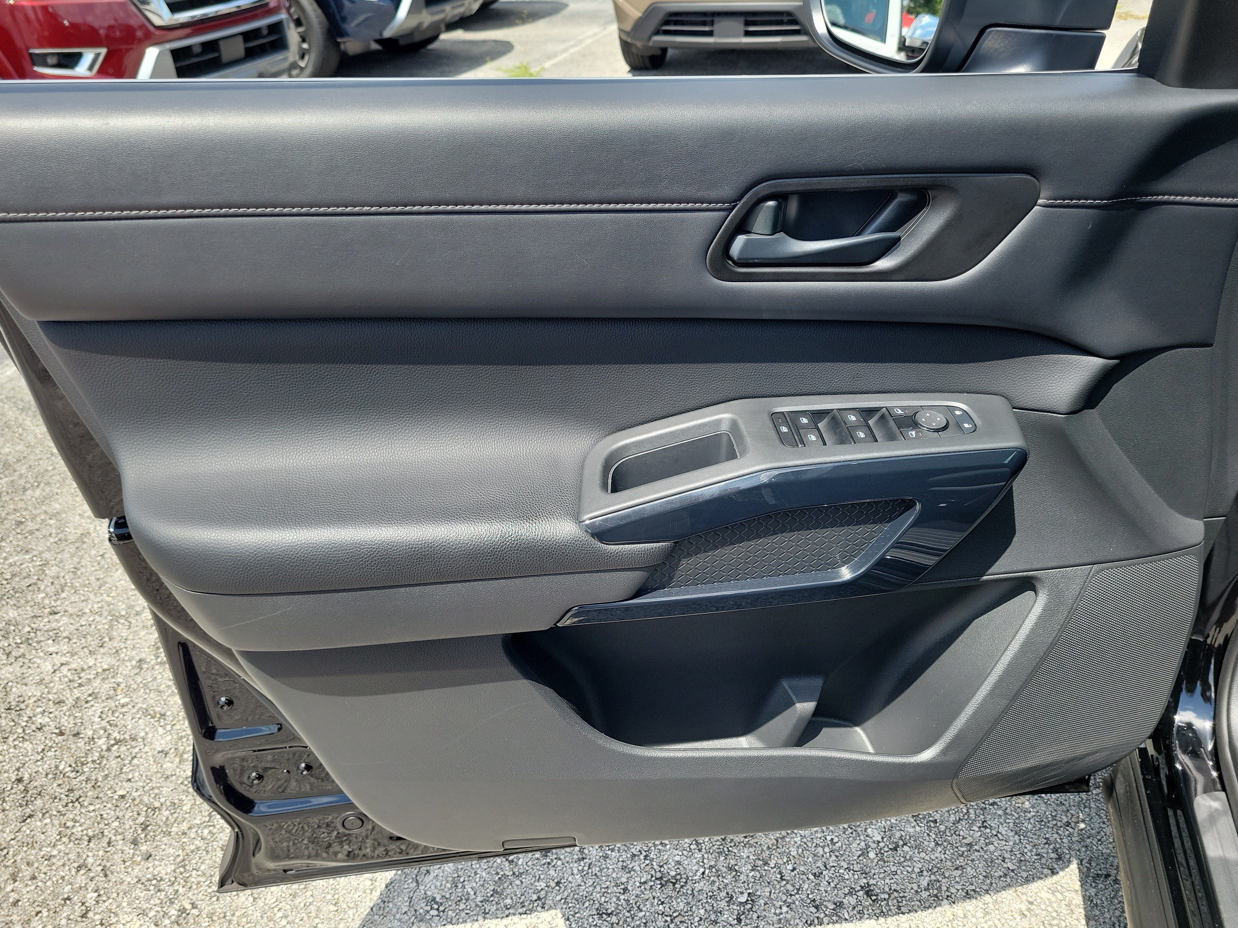 Certified 2024 Nissan Pathfinder SV w/ Black Appearance Package FWD image 9