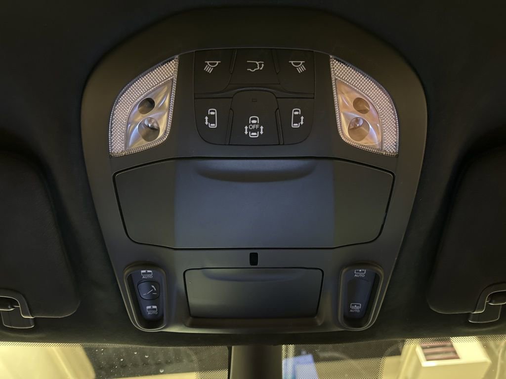 Used 2024 Chrysler Pacifica Pinnacle w/ Trailer Tow Group image 25