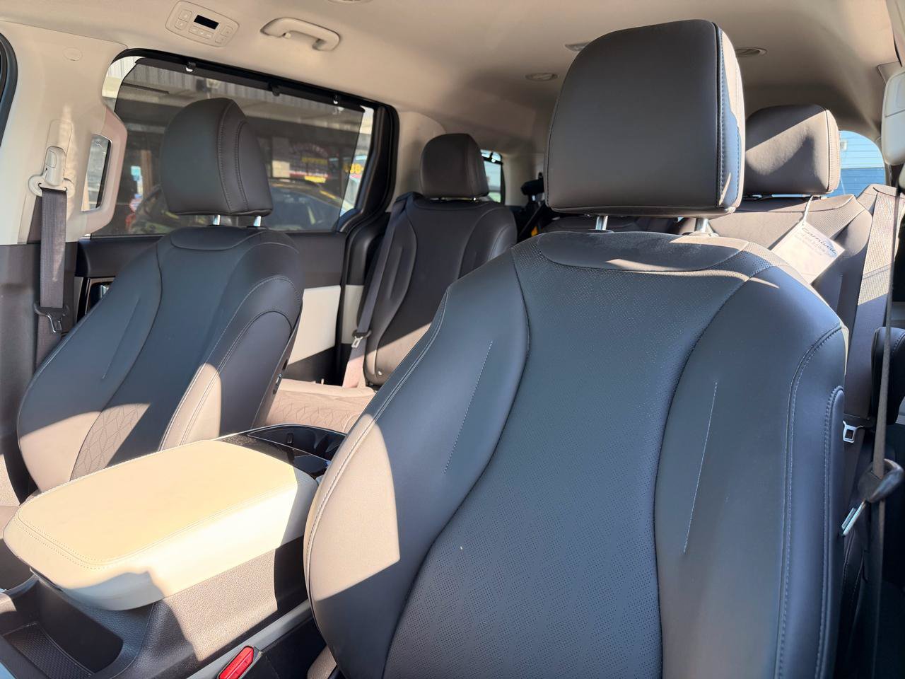 Used 2024 Kia Carnival EX FWD image 17