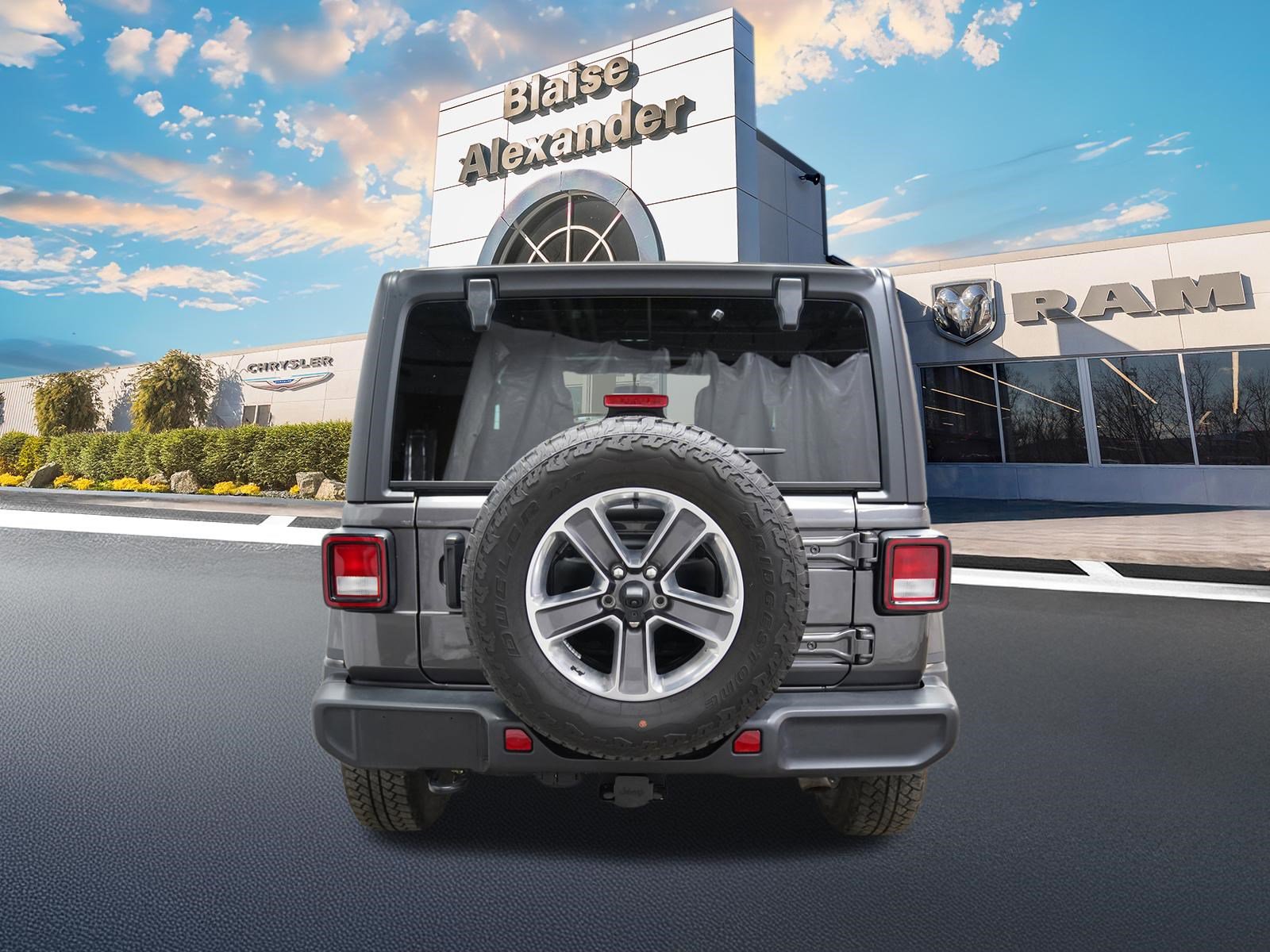 Used 2021 Jeep Wrangler Unlimited Sahara w/ Dual Top Group AWD/4WD image 6