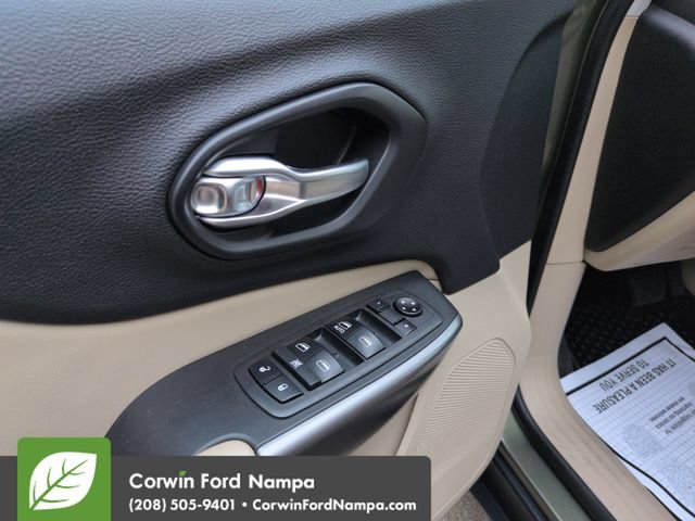 Used 2019 Jeep Cherokee Latitude w/ Cold Weather Group AWD/4WD image 11