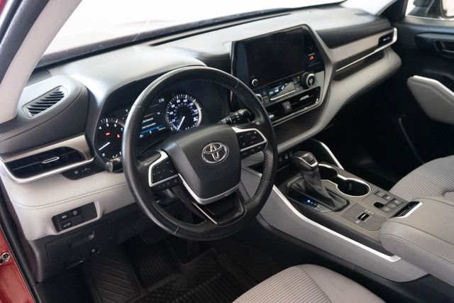Used 2023 Toyota Highlander LE FWD image 3