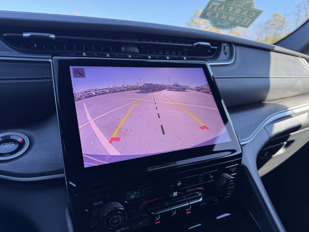 Used 2024 Jeep Grand Cherokee Limited w/ Black Appearance Package image 17