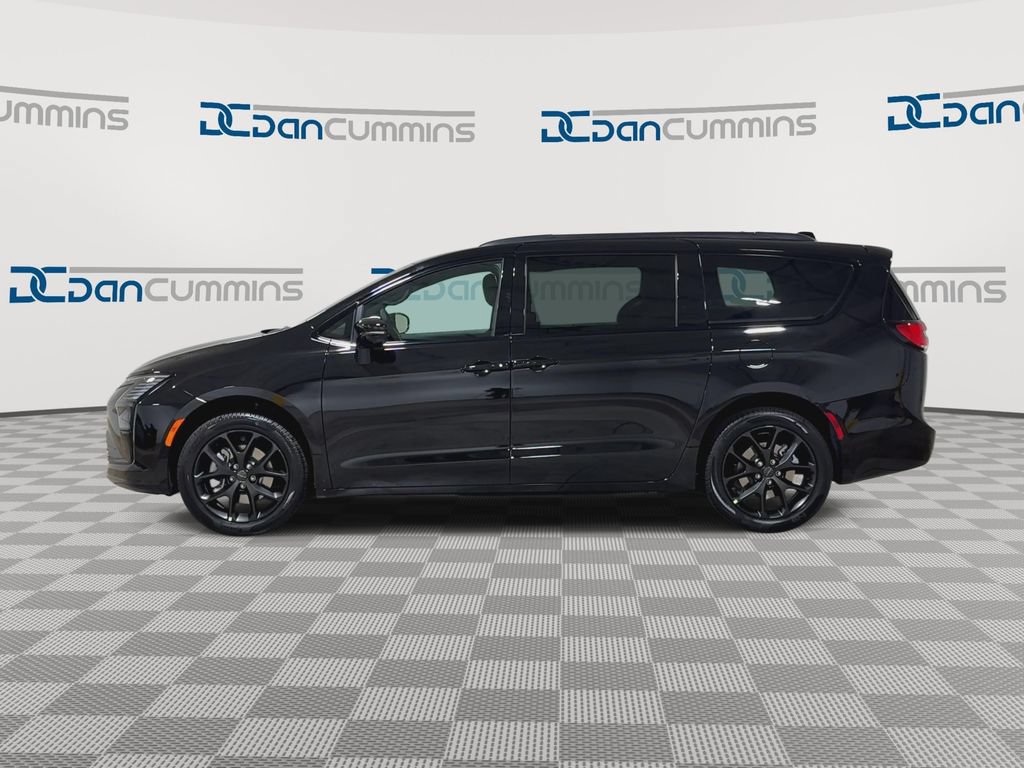 New 2027 Chrysler Pacifica Limited w/ Family Tech Group AWD/4WD image 5