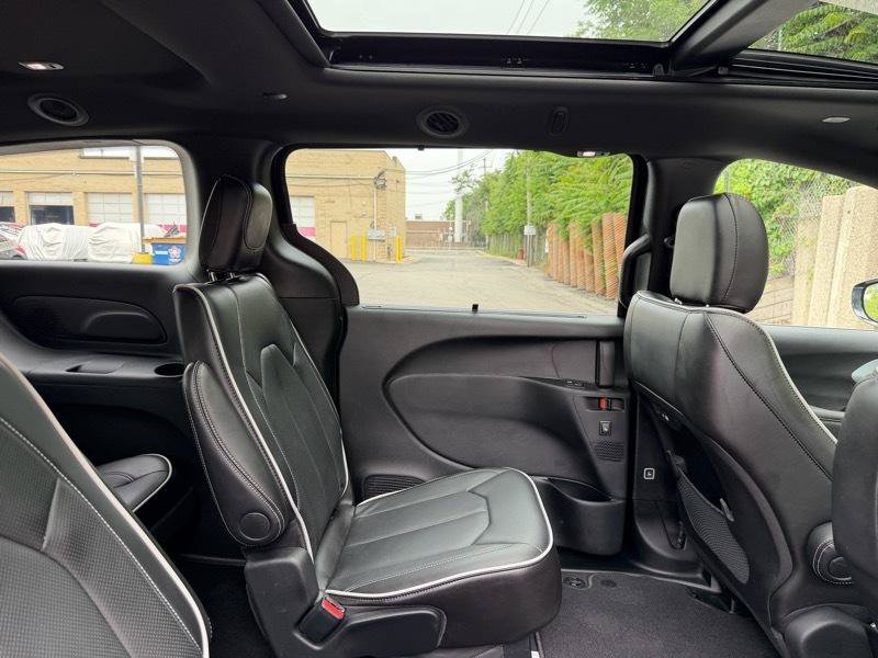 Used 2026 Chrysler Pacifica Limited FWD image 23