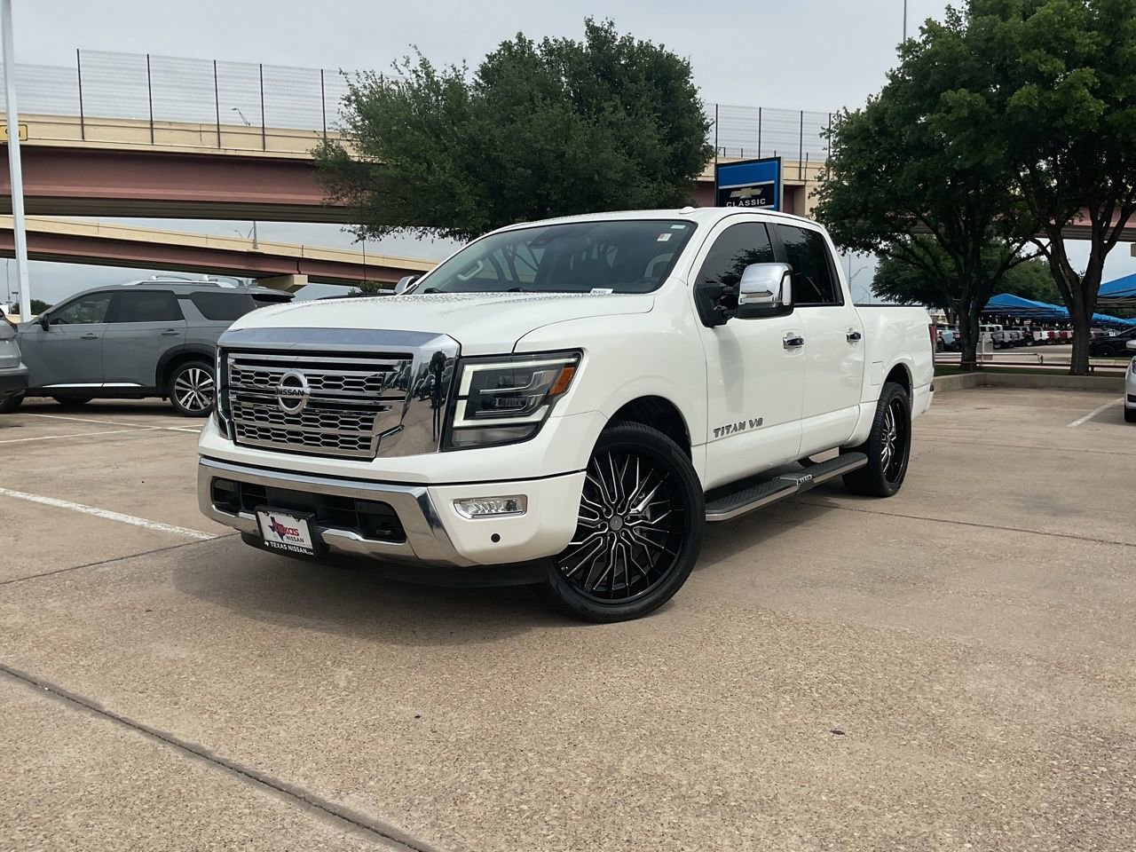 Used 2020 Nissan Titan SL w/ Moonroof Package RWD image 2