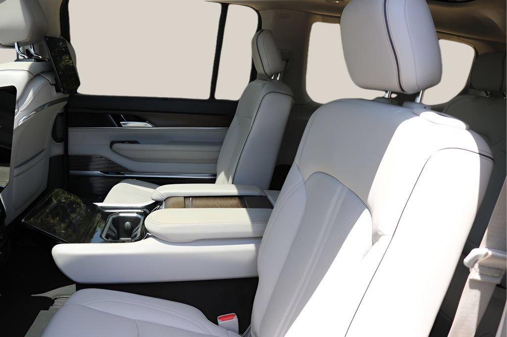 Used 2022 Jeep Grand Wagoneer Series II w/ Premium Group II AWD/4WD image 17