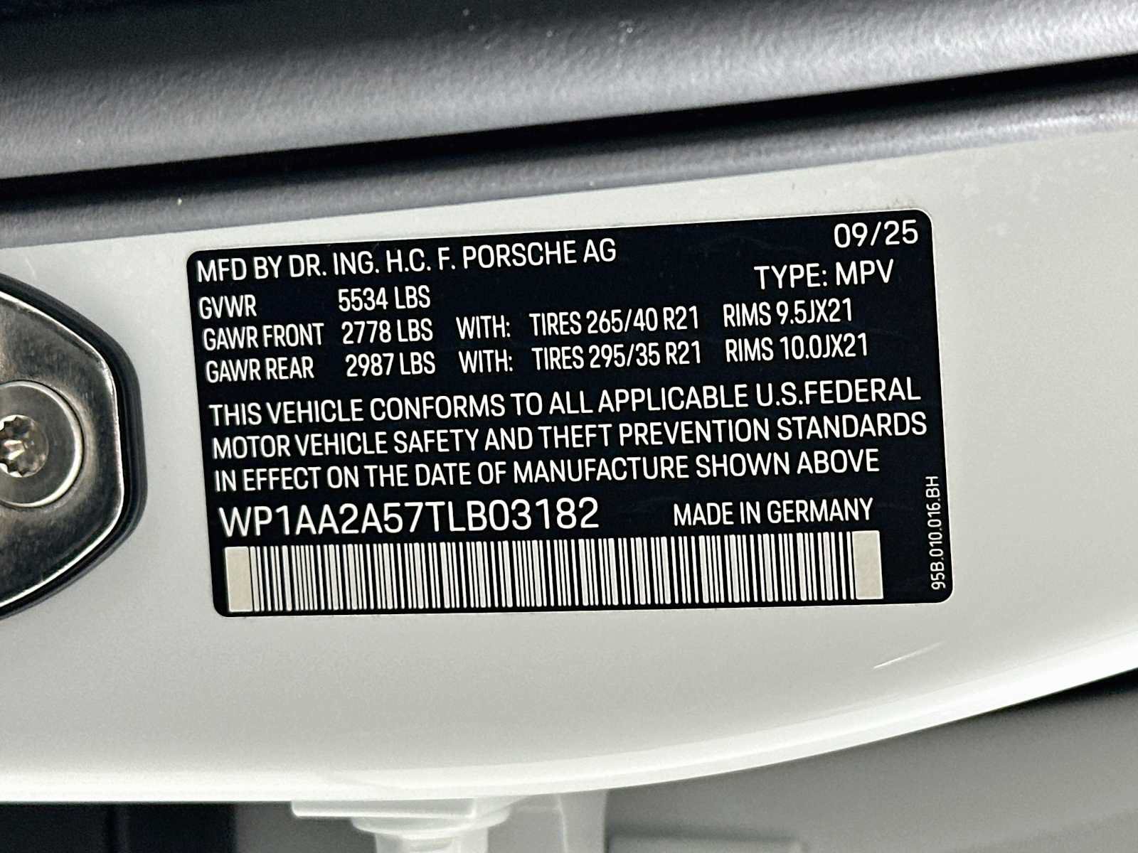 Certified 2026 Porsche Macan AWD/4WD image 33