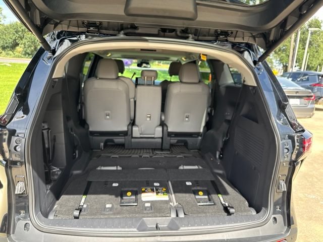 Used 2026 Toyota Sienna XLE FWD image 18