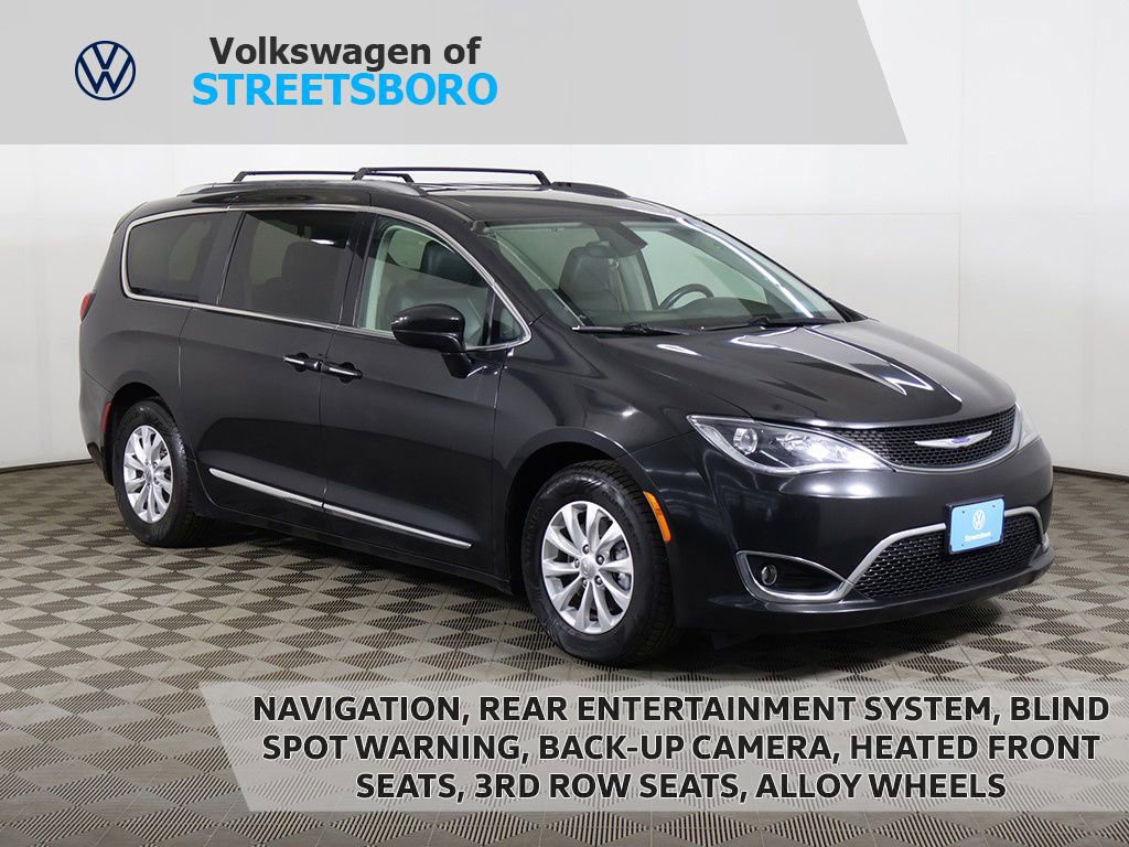 Used 2018 Chrysler Pacifica Touring-L FWD image 1