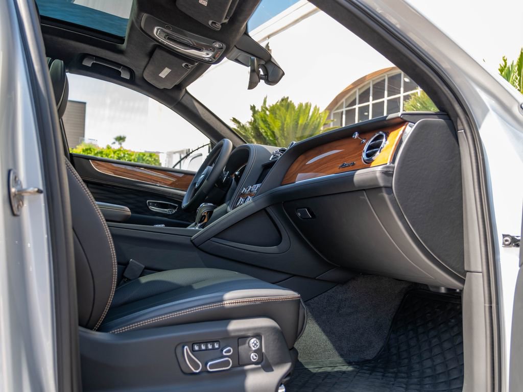 Used 2024 Bentley Bentayga image 24