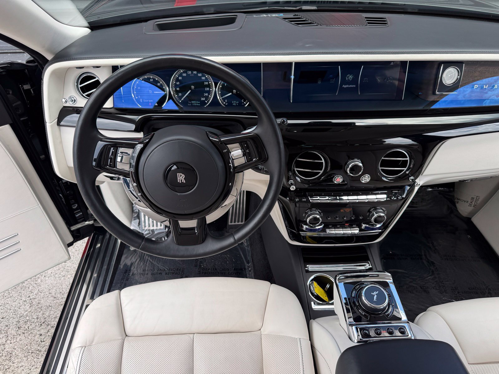 Used 2022 Rolls-Royce Phantom Sedan RWD image 36