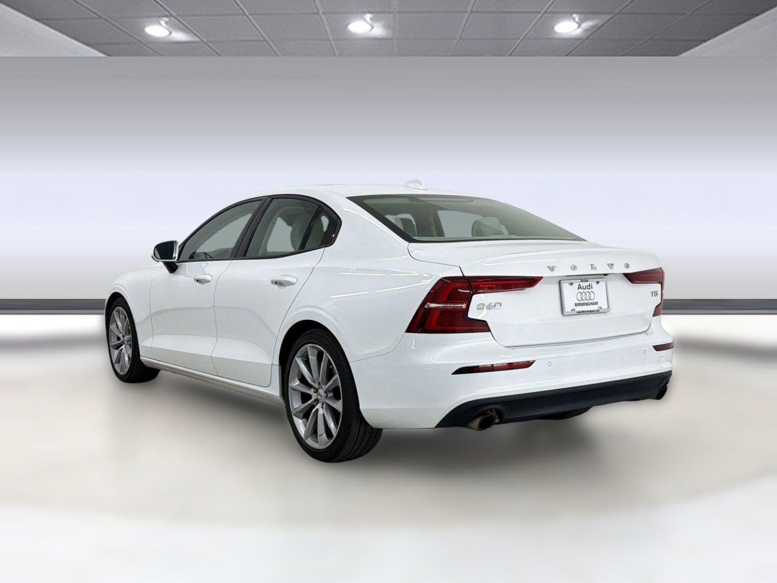 Used 2021 Volvo S60 T5 Momentum w/ Advanced Package image 3