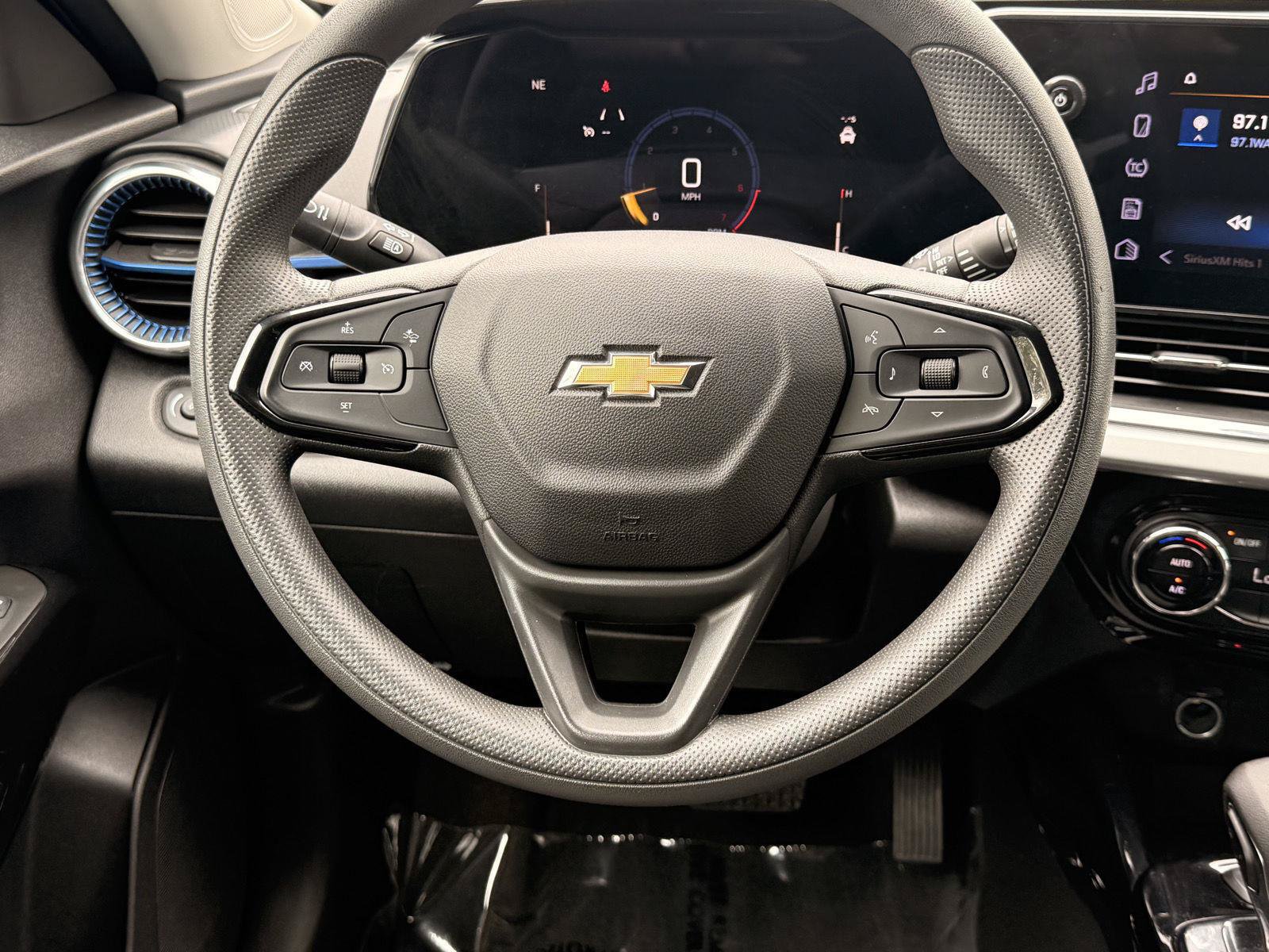 Used 2025 Chevrolet Trax LT FWD image 21