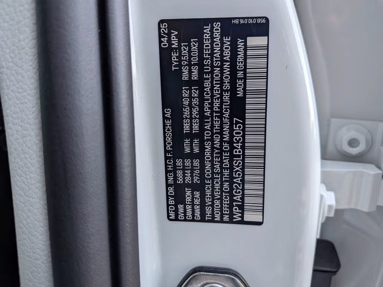 Certified 2025 Porsche Macan S AWD/4WD image 28