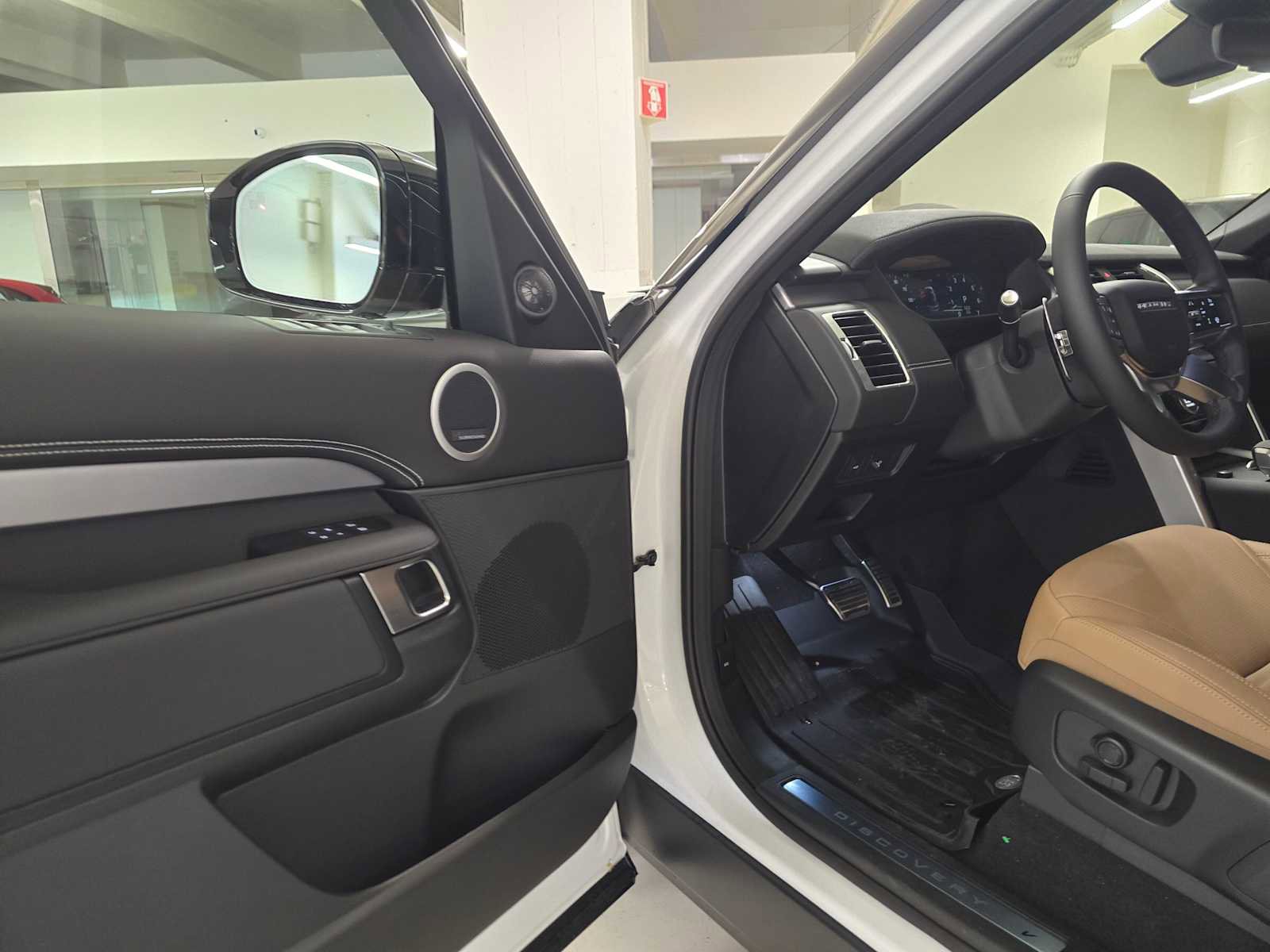 New 2025 Land Rover Discovery Dynamic SE image 19