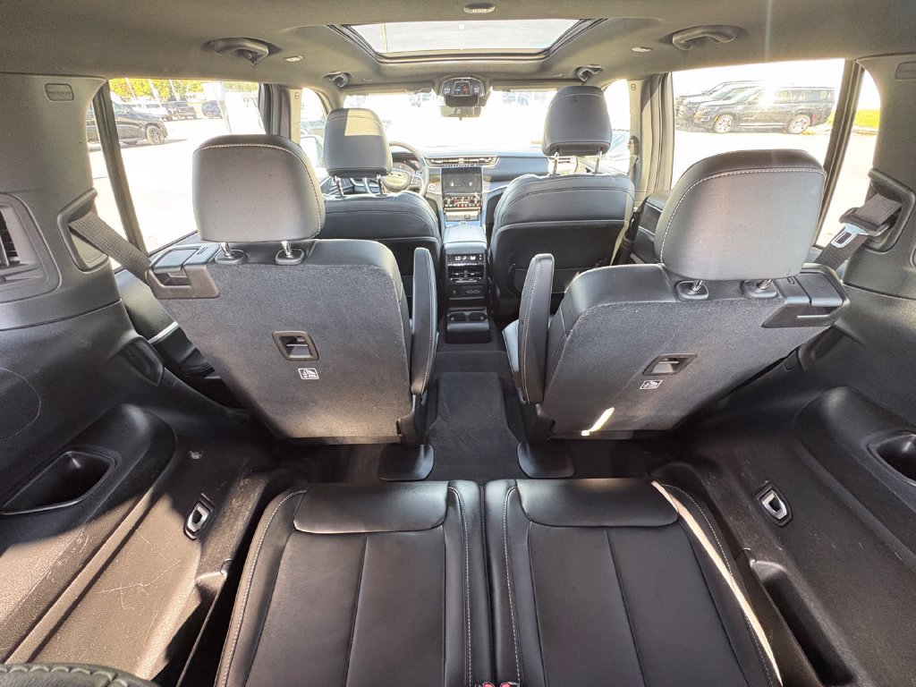 Used 2025 Jeep Grand Cherokee L Limited w/ Black Appearance Package AWD/4WD image 18