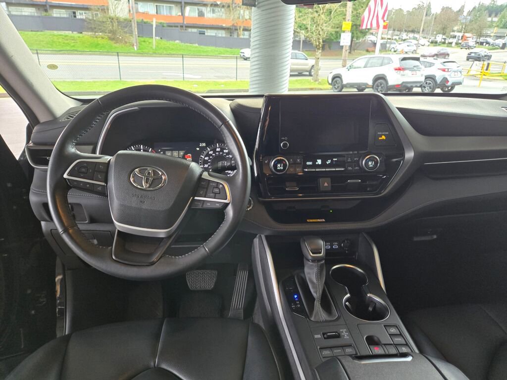 Used 2023 Toyota Highlander XLE image 11