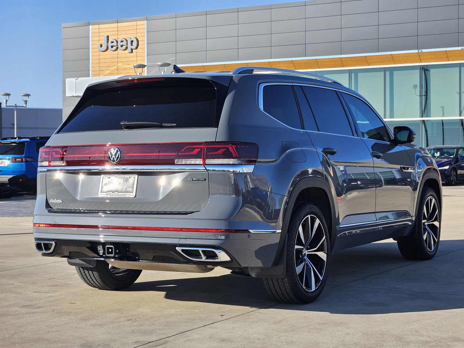 Used 2025 Volkswagen Atlas SEL Premium R-Line image 5
