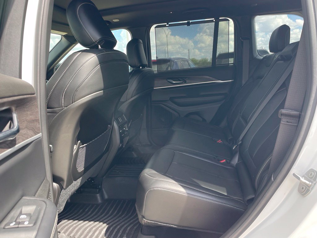 Used 2025 Jeep Grand Cherokee Limited w/ Luxury Tech Group II RWD image 26