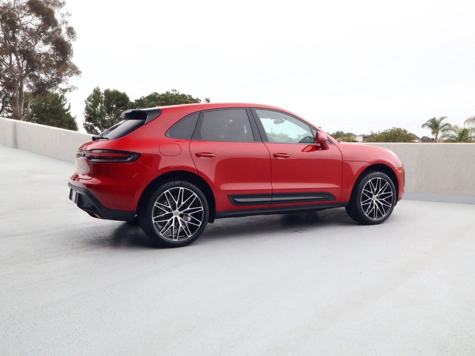 Certified 2025 Porsche Macan AWD/4WD image 8