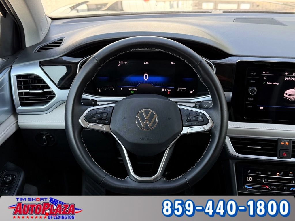 Used 2025 Volkswagen Taos SE AWD/4WD image 16