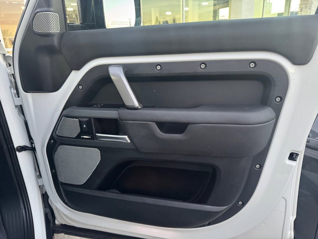 Used 2024 Land Rover Defender 130 X-Dynamic SE image 27