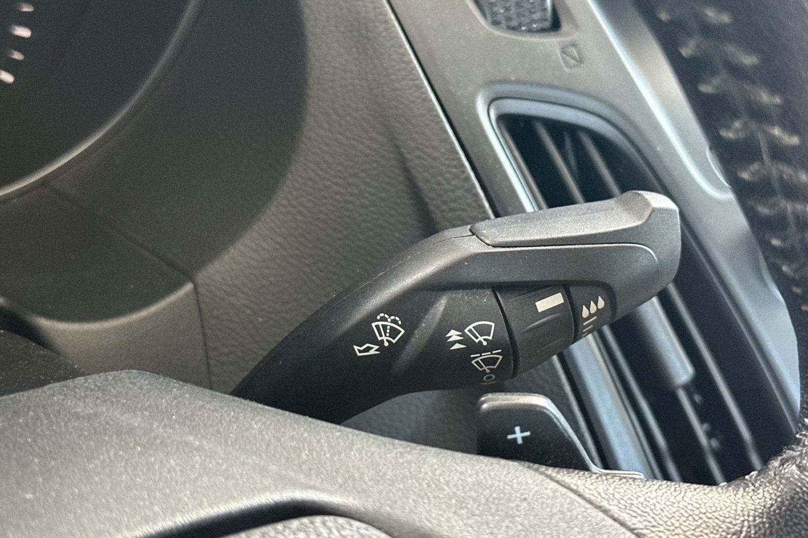 Used 2015 Ford Focus SE w/ SE Sport Package FWD image 30